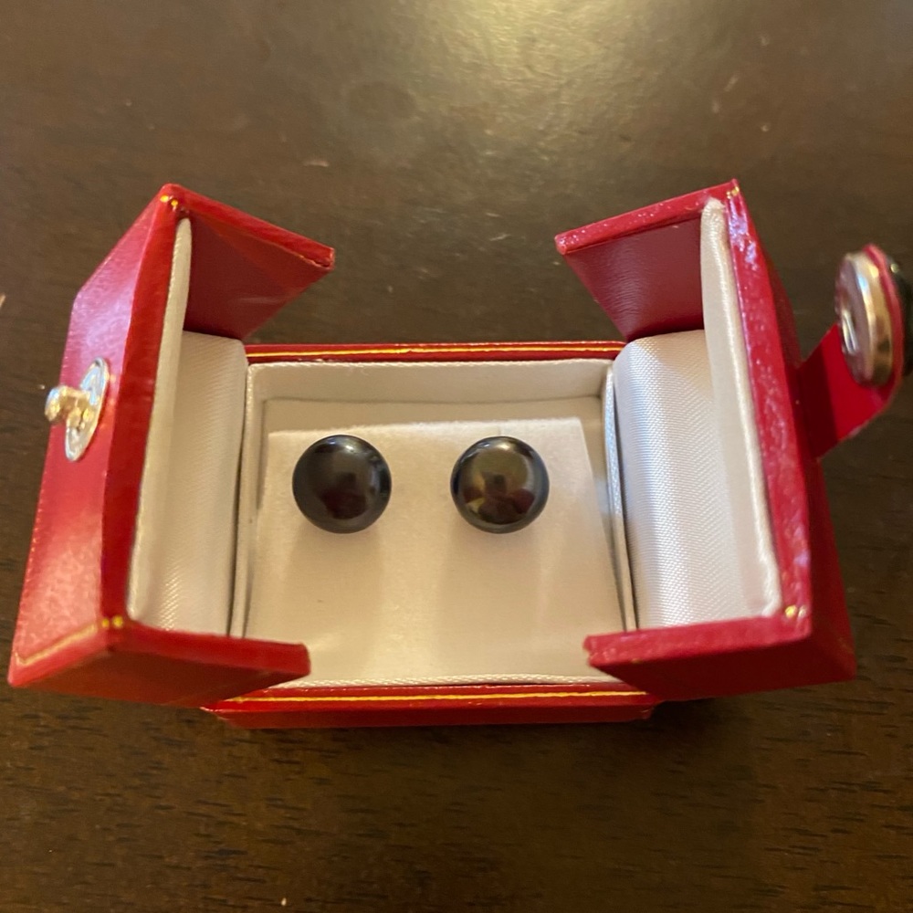 Black pearl earrings